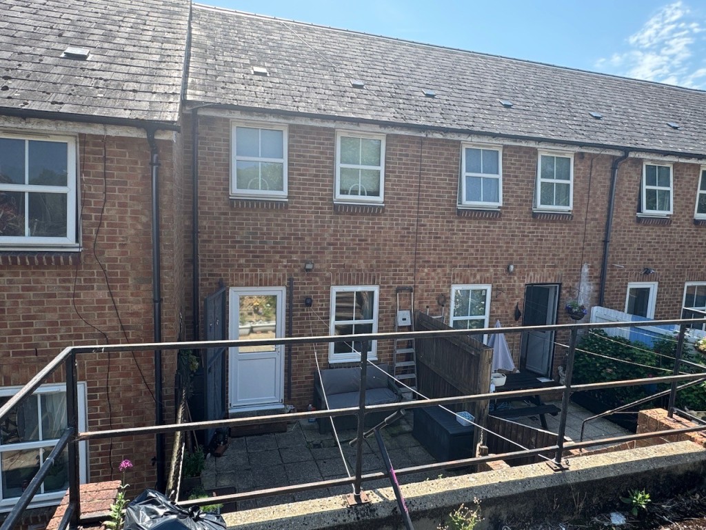Lot: 98 - MODERN FREEHOLD TWO-BEDROOM TERRACE HOUSE FOR INVESTMENT - Rear elevation